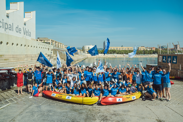 250 estudiants de secundària participen a la recollida de residus del mar al Port Olímpic