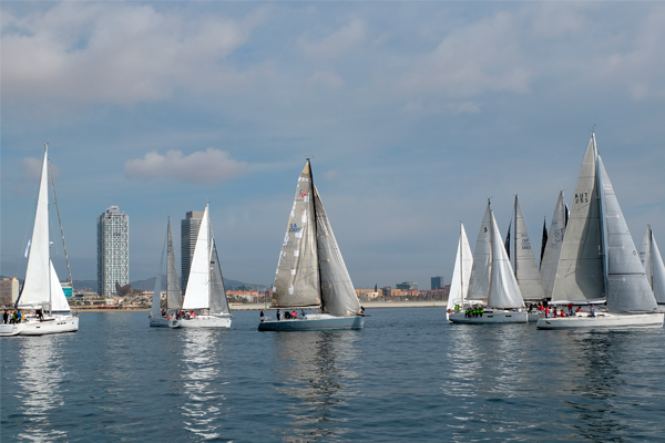 Vaixells preparat per la sortida de la Regata Ophiusa al Port Olímpic de Barcelona