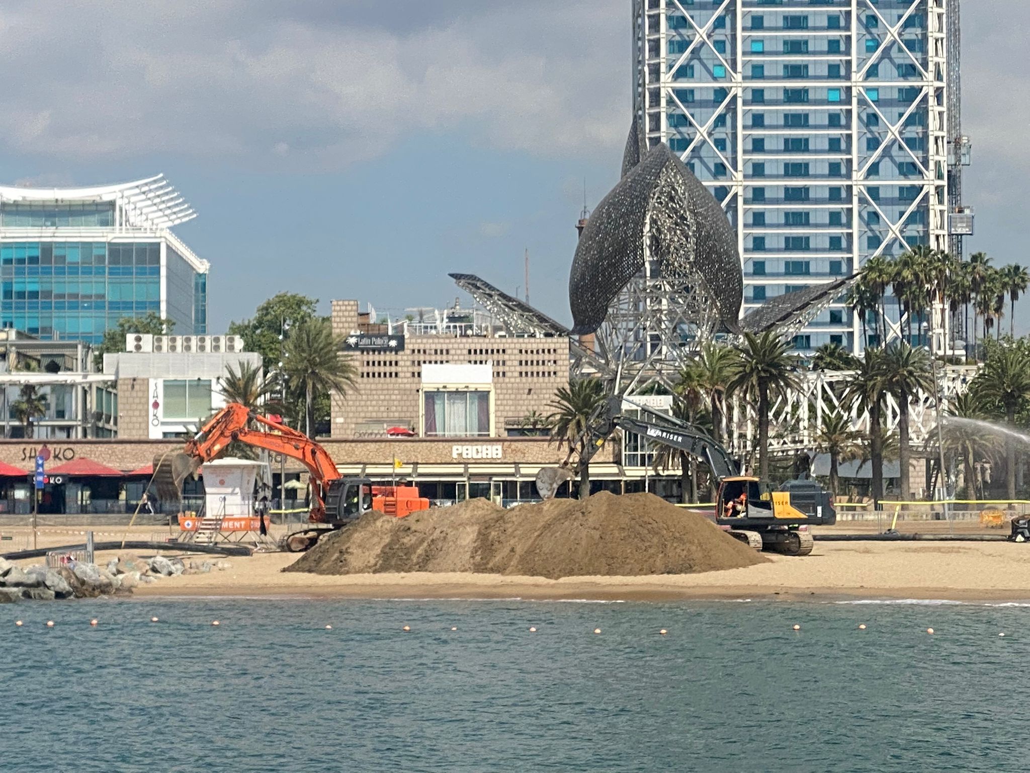 Dragatge al costat del Port Olímpic