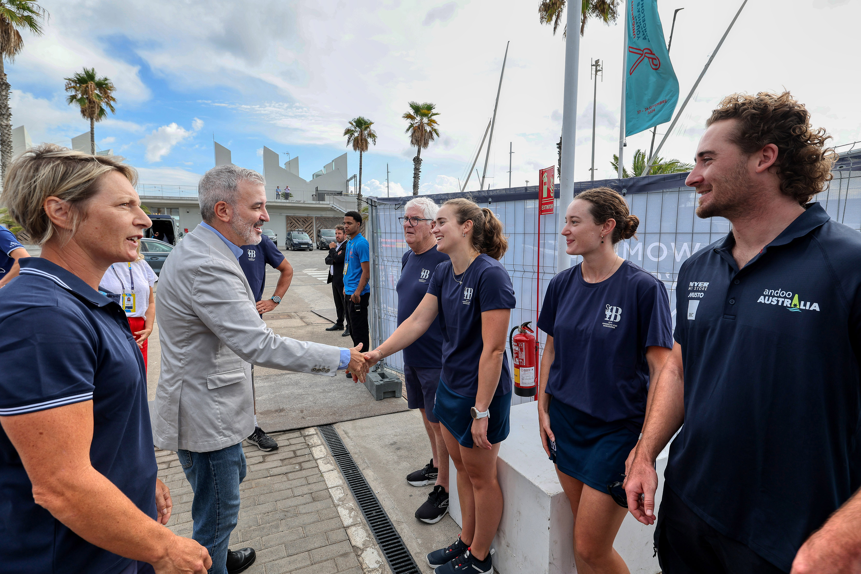 Salutacions entre l'alcalde i els representants