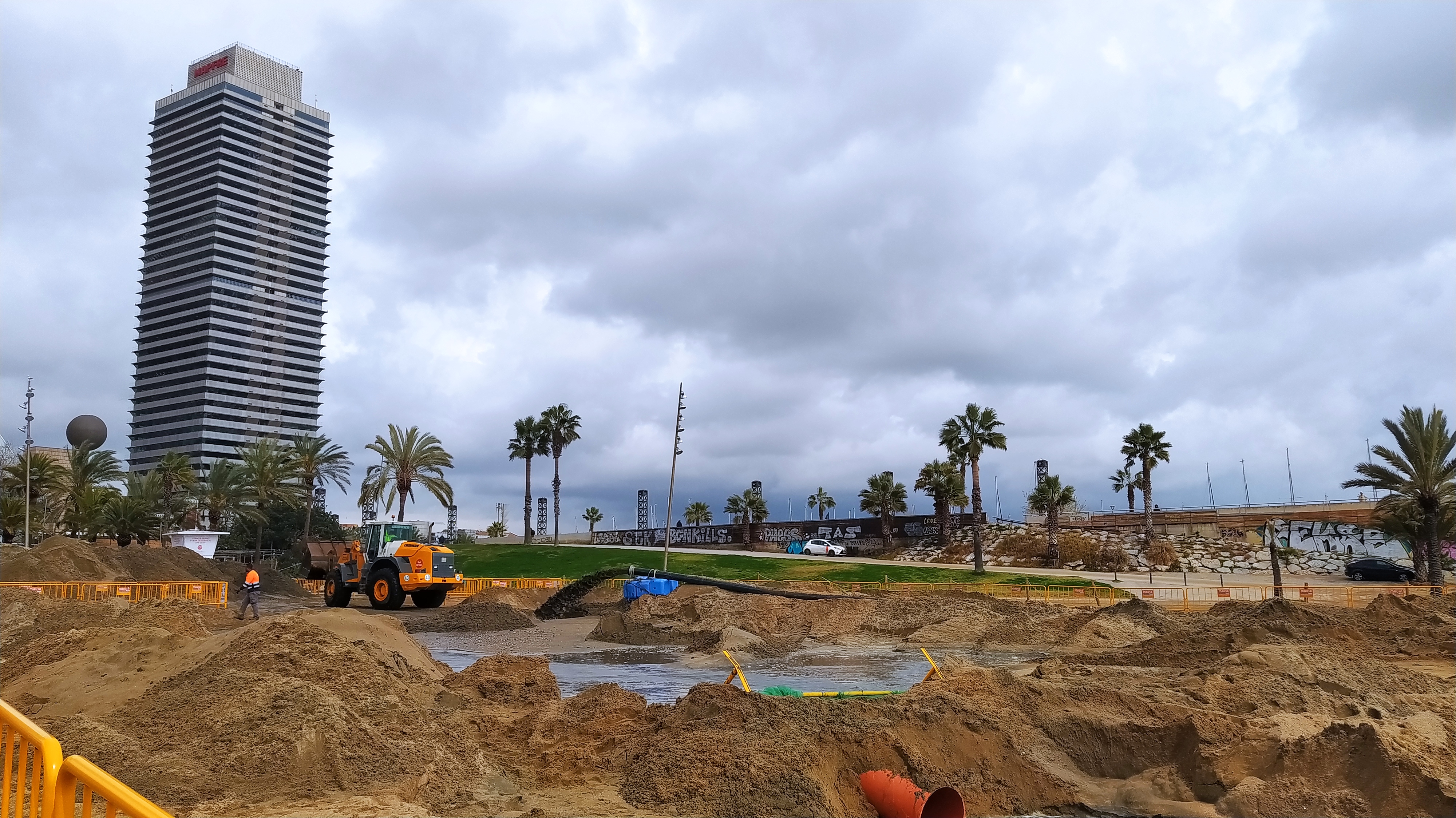 El Port Olímpic inicia el dragatge de sorra de la bocana per garantir la navegació i contribuir a millorar l’estat de les platges de Barcelona