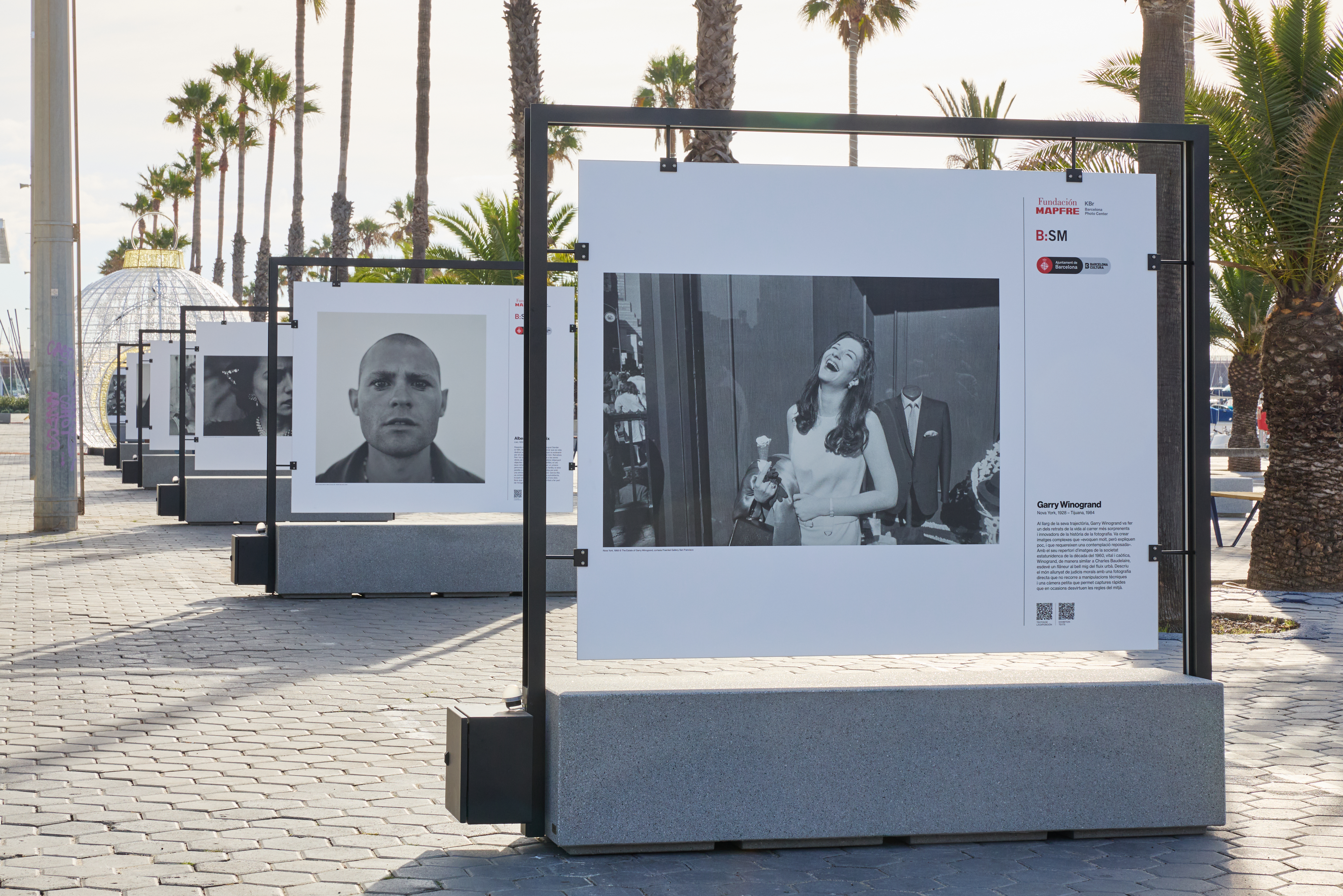 Exposició Retrats KBr al Port Olímpic